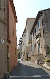 Ruelle au pied des remparts.
