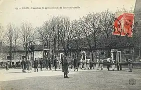 La cour de la caserne.