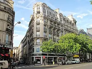 Photo d'un immeuble haussmannien sur le boulevard des Italiens
