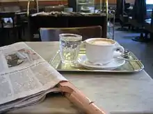 La culture des cafés viennois : un journal et un café, servi avec un verre d’eau