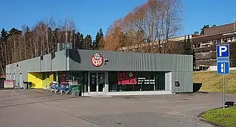 Café et la piscine d'Espoonlahti au fond.