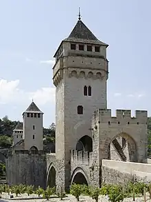 Le pont Valentré vu depuis la ville.