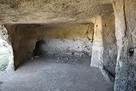 Chambre annexe gauche avec niche au fond.