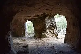 Ancienne entrée (à gauche) et nouvelle (à droite).