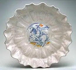 Coupe avec figure de chevalier dans le style compendiario, Faenza, atelier de Virgilio Calamelli, avant-dernier quart du XVIe&nbsp;siècle.