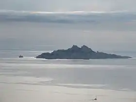 L'île de Riou, plus grande île de l'archipel, vue depuis le continent.