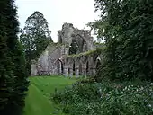 Ruines d'une église vues depuis l'entrée le long du côté gauche.