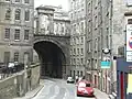 Calton Road sous le pont, avec les arches au-dessus