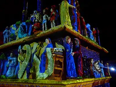 Angle nord-est du calvaire. Sont notamment visibles l'Annonciation et la Visitation sur le registre inférieur, et la Flagellation sur le registre supérieur.