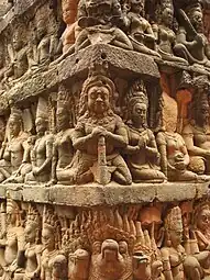 À l'angle, les sculpteurs placent des figures qui viennent vers nous, une jambe de chaque côté ou bien c'est Garuda avec le bec saillant placé sur la pointe de l'angle