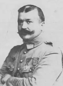 Photo en noir et blanc d'un homme en uniforme