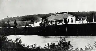 Édifices sur une terrase d'une rivière