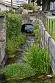 Canal traversant le bourg.