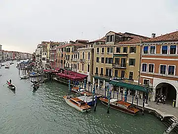 Le Riva del Vin, bordé de restaurants.