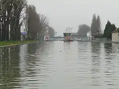 Le canal, près de l'écluse no&nbsp;2, entre Paris et Aubervilliers.