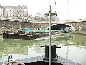 Une barge franchit le pont de Flandre vers l'écluse no&nbsp;1 du canal Saint-Denis.