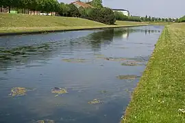 Le canal Nord, avec à l'arrière plan la ferme de Varâtre.