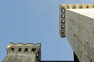 Mâchicoulis en encorbellement du XVe&nbsp;siècle sur la collégiale de Candes-Saint-Martin, en Indre-et-Loire.