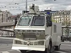 Véhicule canon à eau