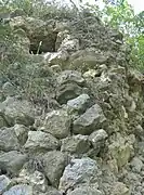 Un pan de mur avec une canonnière aménagée probablement par l'armée royale autour du XIVe&nbsp;siècle.