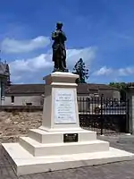 Le monument aux morts à l'entrée du cimetière (juin&nbsp;2013)
