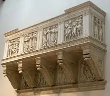 Balcon d'orgue divisé en quatre pan