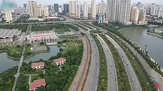 Le Boulevard Thăng Long&nbsp;(vi)  menant à Hoa Lac.