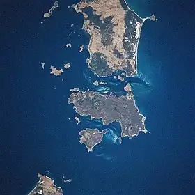 Image satellite de l'archipel Furneaux avec l'île Clarke en bas.