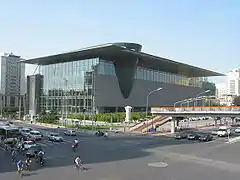 Musée de la capitale à Pékin. Architectes Jean-Marie Duthilleul et Cui Kai, 2005. Avec une superficie de 63&nbsp;000&nbsp;m2 il était en 2009 le plus grand musée d'histoire de l'art chinois du pays.