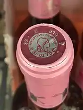 Capsule CRD rouge lie-de-vin mentionnée «&nbsp;33 E 310&nbsp;».