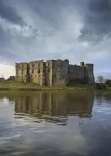 La rivière au premier plan, et un château du treizième siècle en ruine