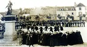 Carhaix, on danse sur la place après le marché