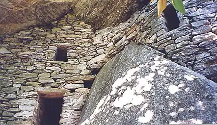Abri de charbonniers, gorges de Colombières, massif du Caroux, Hérault.