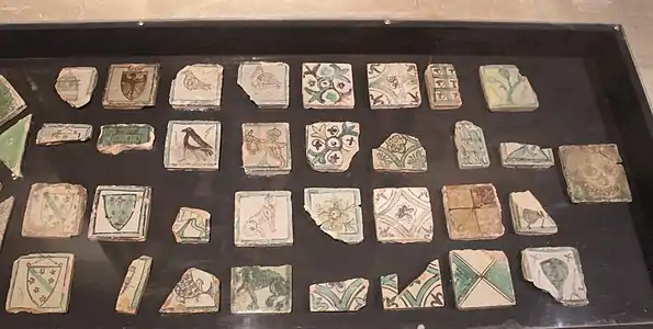 Carreaux médiévaux (XIVe&nbsp;siècle et XVIe&nbsp;siècle trouvés lors de fouilles à Salon-de-Provence (musée de l'Empéri).