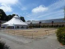 Espace rectangulaire avec du sable au sol.