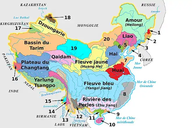 Bassins versants de la Chine : la ligne Qinling-Huaihe sépare les bassins du Fleuve Jaune et du Fleuve Bleu.