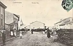 Grande rue et place du village au XIXe&nbsp;siècle