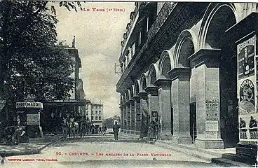 L'immeuble des Arcades, avec à gauche un ancien kiosque au début du XXe&nbsp;siècle