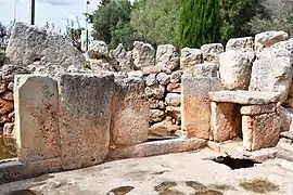 Entrées des pièces (8) et (9).