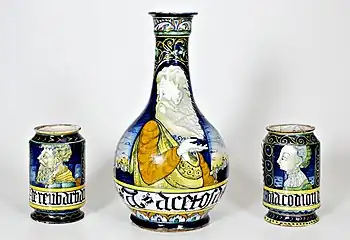 Vase encadré de deux pots à canon