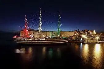 Le château de nuit avec l'Amerigo Vespucci.