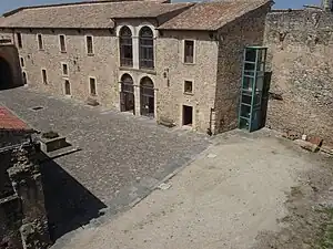 la cour intérieure.