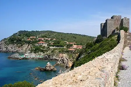 Chemin menant à la forteresse.