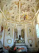 Le chœur avec les peintures murales du XVIIIe&nbsp;siècle.