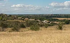 Une partie du village de Castelnau-de-Guers avec Nézignan-l'Évêque en fond.