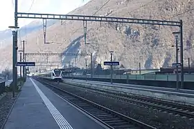 Voies et quais de la gare de Castione-Arbedo.