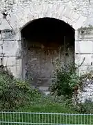 vue d'une poterne antique ouverte dans un mur