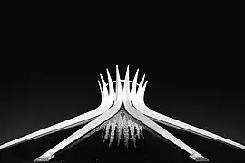 La cathédrale dans le noir.