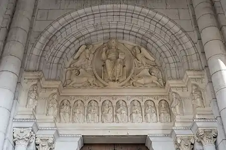 Tympan de la cathédrale Saint-Apollinaire de Valence.