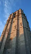 L'unique tour de la cathédrale.